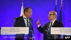 Ministri i Jashtëm francez, Jean-Yves Le Drian dhe homologu i tij rus, Sergei Lavrov, gjatë një konference për media në Paris