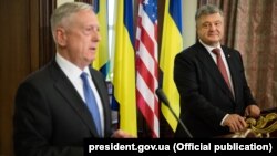 УУкраина -- Iамеркан тIеман министр Мэттис Джеймс (аьрр), Украининпрезидент Порошенко Петро. Киев, Марсхьокху-бутт 24, 2017