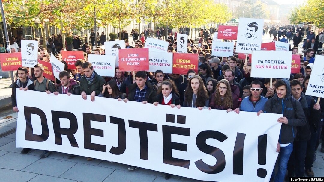 Sa protesta sudenata u Prištini povodom smrti Deharija, ilustracija 