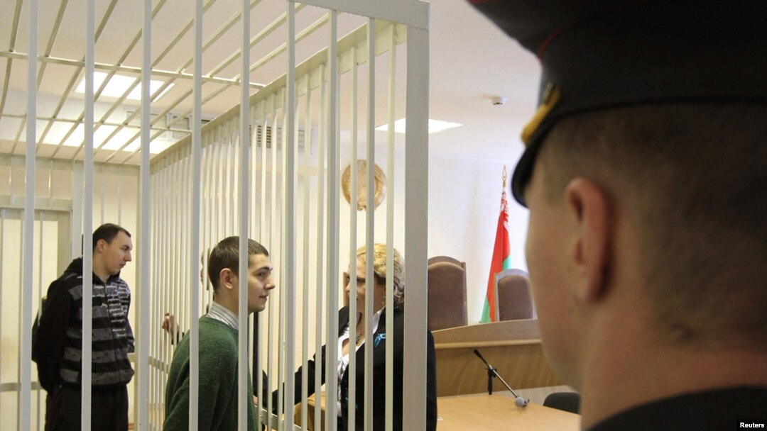 Иван Гапонов и Артем Бреус в зале минского суда