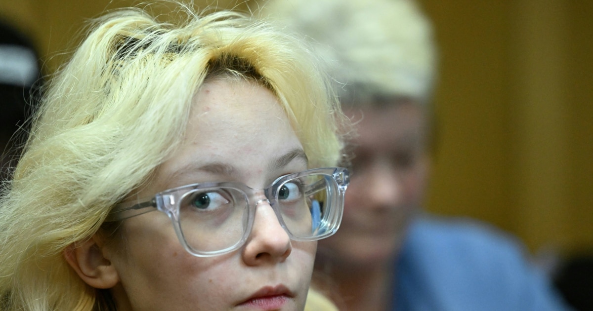 Тя е все още тийнейджърка, но цялата държавна машина в