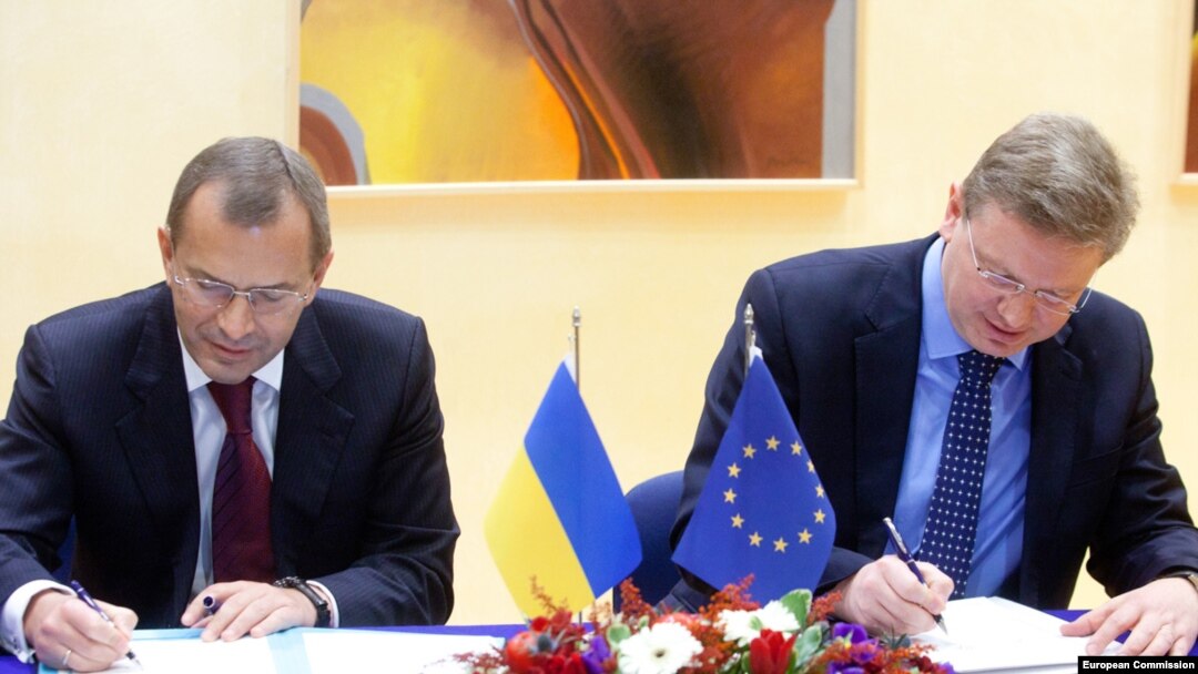 Ukrainian Deputy Prime Minister Andriy Klyuyev (left) and EU Enlargement Commissioner Stefan Fuele sign documents at EU headquaretrs in Brussels.