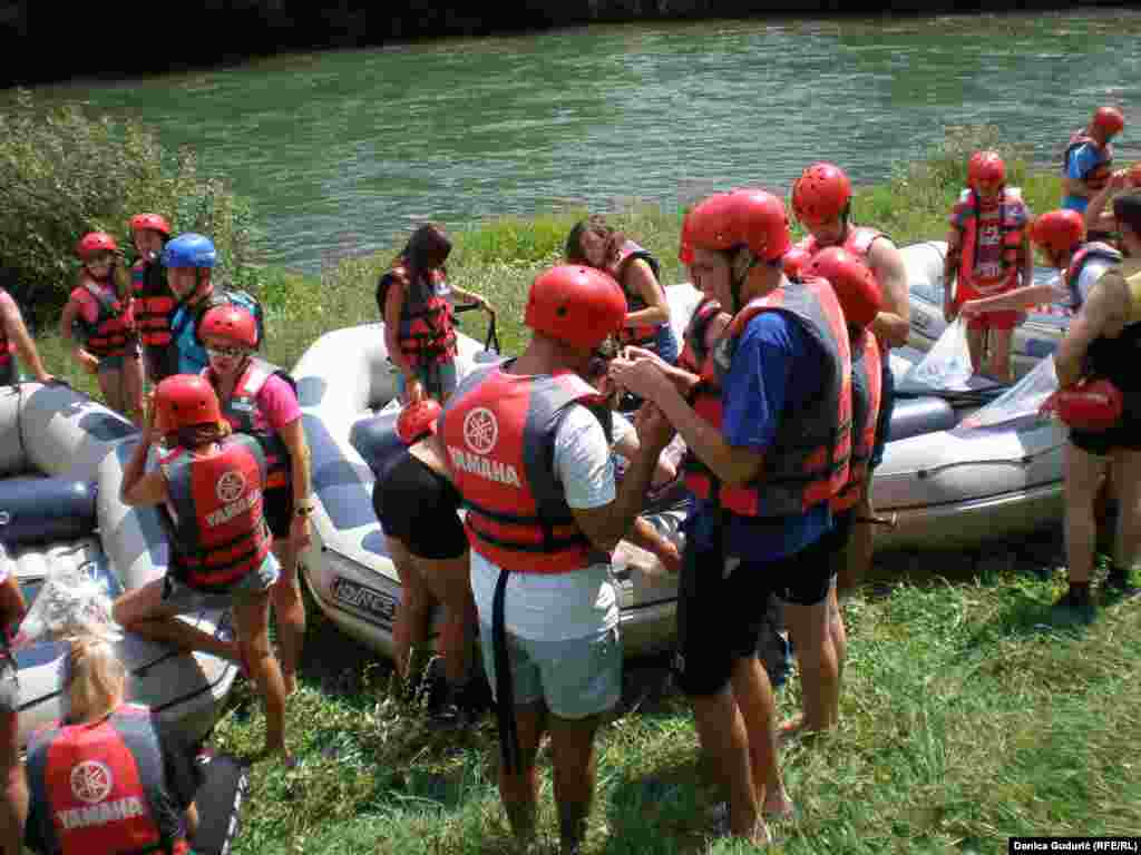 Među rafterima je sve više mladih koji žele da osete adrenalin na bukovima Valine, za amatere sigurno vrlo nezgodno mesto, po čemu je ova regata i poznata pa je potrebno svaki detalj opreme proveriti &nbsp; &nbsp;