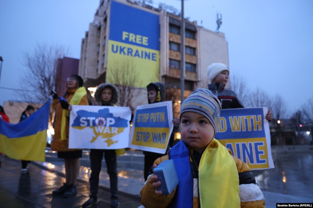 Fëmijë ukrainas, që tani jetojnë në Kosovë, mblidhen në Prishtinë me pankarta solidariteti në duar, duke shënuar përvjetorin e tretë të luftës dhe duke dëshmuar si refugjatë, më 24 shkurt 2025. Pushtimi i plotë i Ukrainës nga Rusia po shkon drejt vitit të pestë.