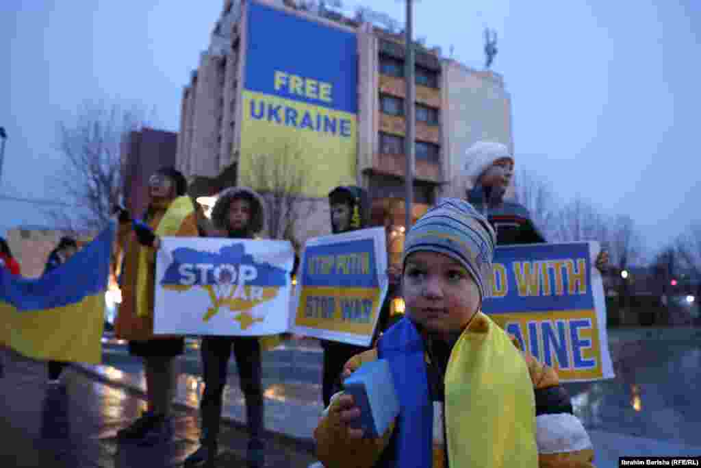 Fëmijë ukrainas, që tani jetojnë në Kosovë, mblidhen në Prishtinë me pankarta solidariteti në duar, duke shënuar përvjetorin e tretë të luftës dhe duke dëshmuar si refugjatë, më 24 shkurt 2025. Pushtimi i plotë i Ukrainës nga Rusia po shkon drejt vitit të pestë.