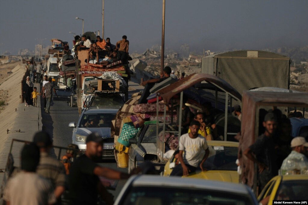 Me automjetet e ngarkuara me plaçkat e tyre, palestinezët iknin drejt jugut, më 30 gusht.