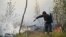 Тушэньне пажару ў памежнай зь Беларусьсю Ровенскай вобласьці Ўкраіны. Архіўнае фота 