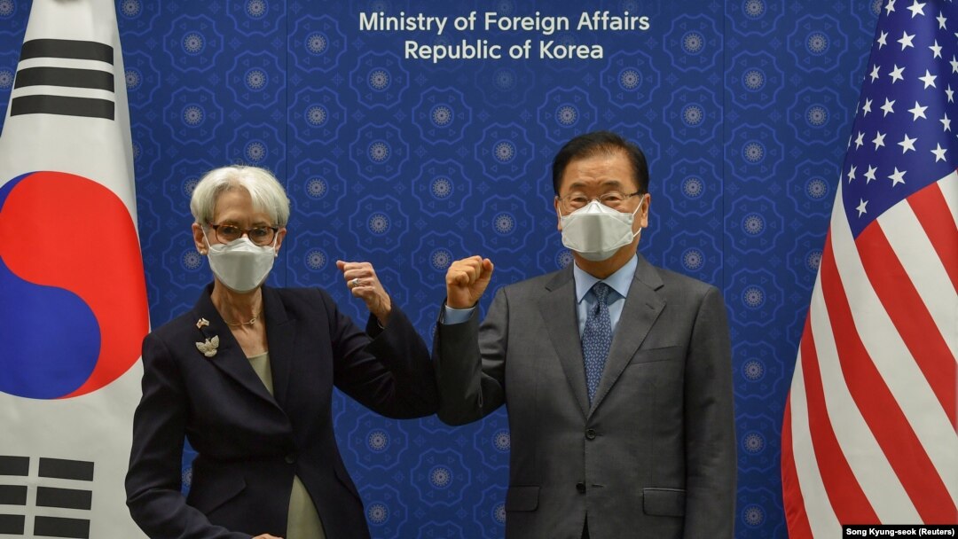 Secretarul adjunct de stat al SUA, Wendy Sherman și ministrul sud-coreean de externe, Chung Eui-yong, în cadrul unei întâlniri la ministerul de externe din Seul, unde Sherman a reiterat poziția SUA privind programul nuclear al Coreei de Nord. 