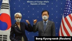 Secretarul adjunct de stat al SUA, Wendy Sherman și ministrul sud-coreean de externe, Chung Eui-yong, în cadrul unei întâlniri la ministerul de externe din Seul, unde Sherman a reiterat poziția SUA privind programul nuclear al Coreei de Nord. 