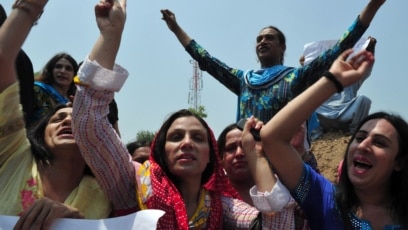 Олар бұрышта бір томпок қызды есекке сиқтырды