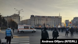 O ambulanță a fost chemată în Piața Victoriei după ce unuia dintre participanți i s-a făcut rău.