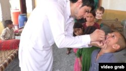 На кадре из видео — вакцинация детей против полиомиелита в пакистанской провинции Хайбер-Пахтунхва.