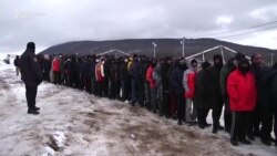 Migrantët afër Bihaqit nën qiellin e hapur