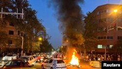 Persona condamnată a fost numită „inamic al lui Dumnezeu”. Comunitatea internațională continuă să critice Iranul și să aplice sancțiuni. 