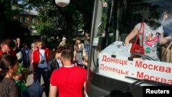 Жители Донецкой области садятся в автобус в Москву.