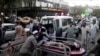 کارکنان صحی یک زخمی ناشی از یک انفجار در کابل را به شفاخانه انتقال می دهند - عکس از آرشیف