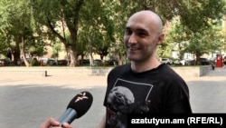 Россиянин Сершей Расохин дает интервью Армянской службе РСЕ/РС