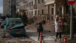 Хора вървят край място, ударено с руски дрон в Одеса, Украйна, 19 януари 2026 г.