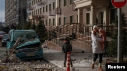 Stanovnici Odese prolaze pored mesta ruskog napada dronom, 19. januar 2026.