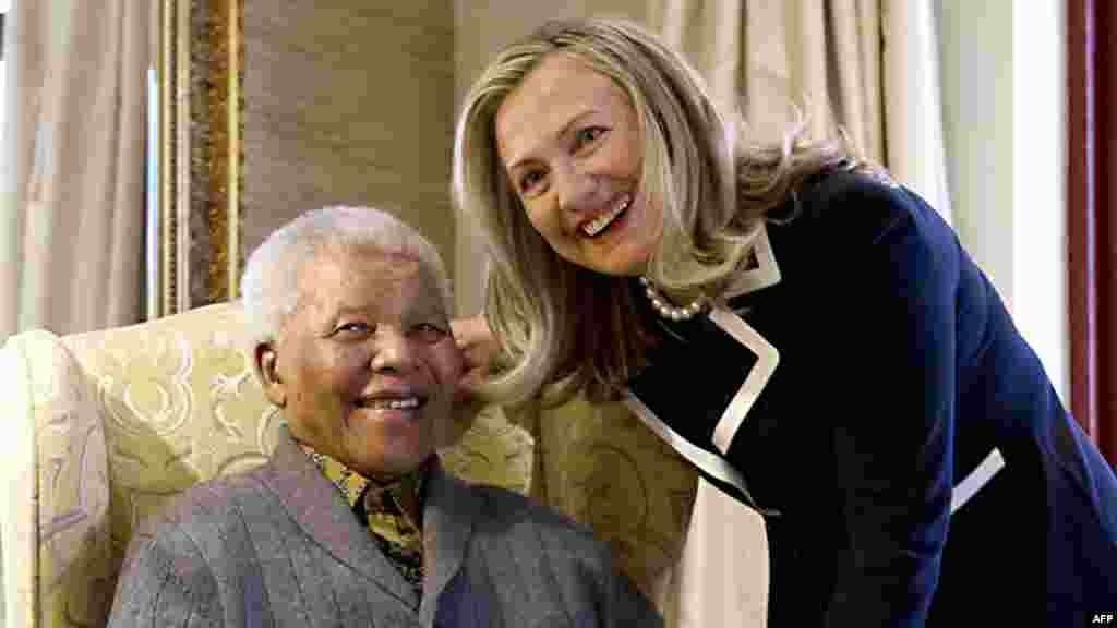 Američka državna sekretarka Hillary Rodham Clinton i Nelson Mandela u njegovom domu, Qunu, 6. august 2012. 