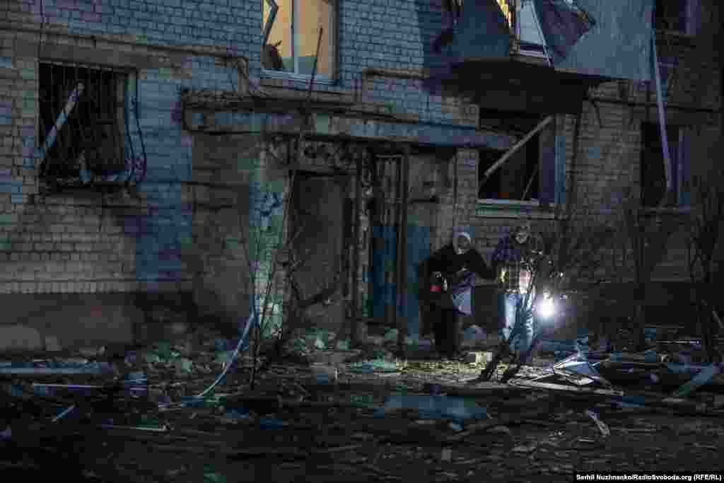 Літні люди намагаються вийти з пошкодженого російським обстрілом будинку у Борисполі, Київська область, 1 вересня 2026 року