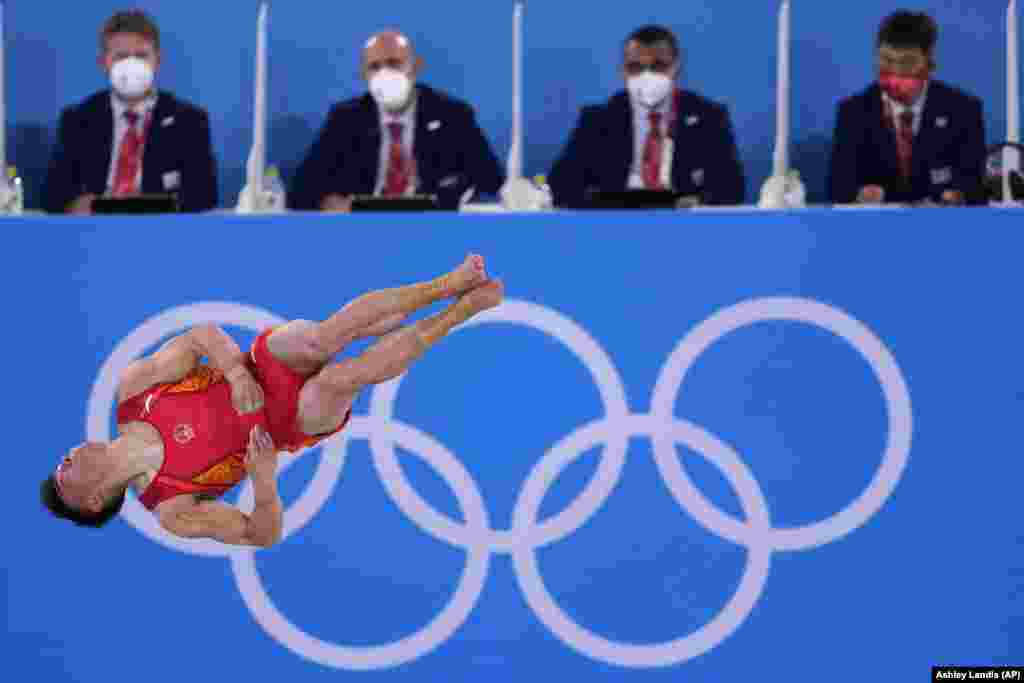 Сунь Вэй из Китая выполняет вольные упражнения в финале командных соревнований по спортивной гимнастике на летних Олимпийских играх 2020 года в понедельник, 26 июля 2021 года, в Токио. Российские гимнасты завоевали золото в финале мужских командных соревнований по спортивной гимнастике, серебро у Японии, бронза у Китая