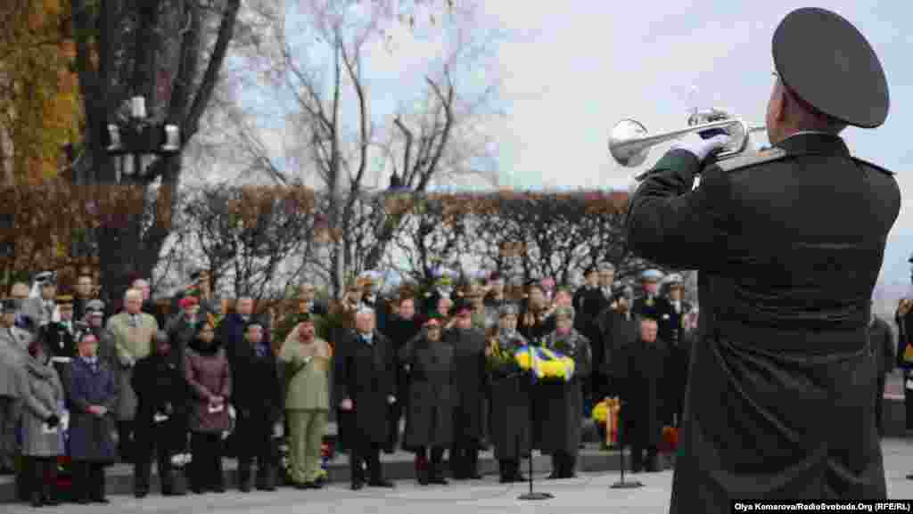 Після хвилини мовчання присутні військові віддали честь під акомпонемент труби