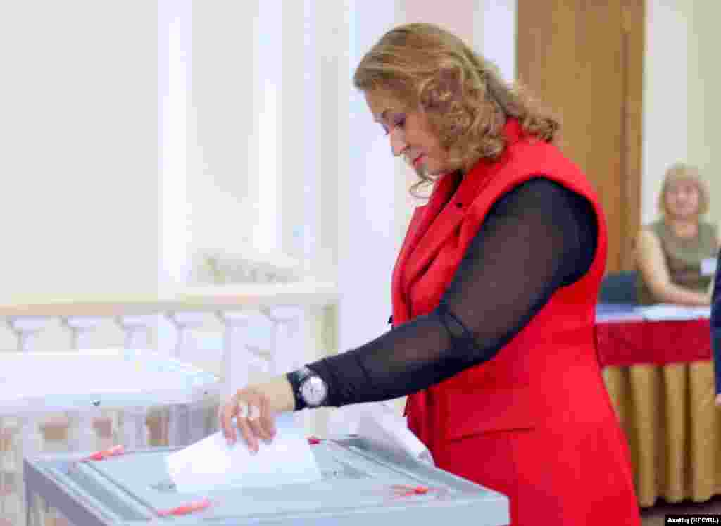 Гөлсинә Миңнеханова тавыш бирә