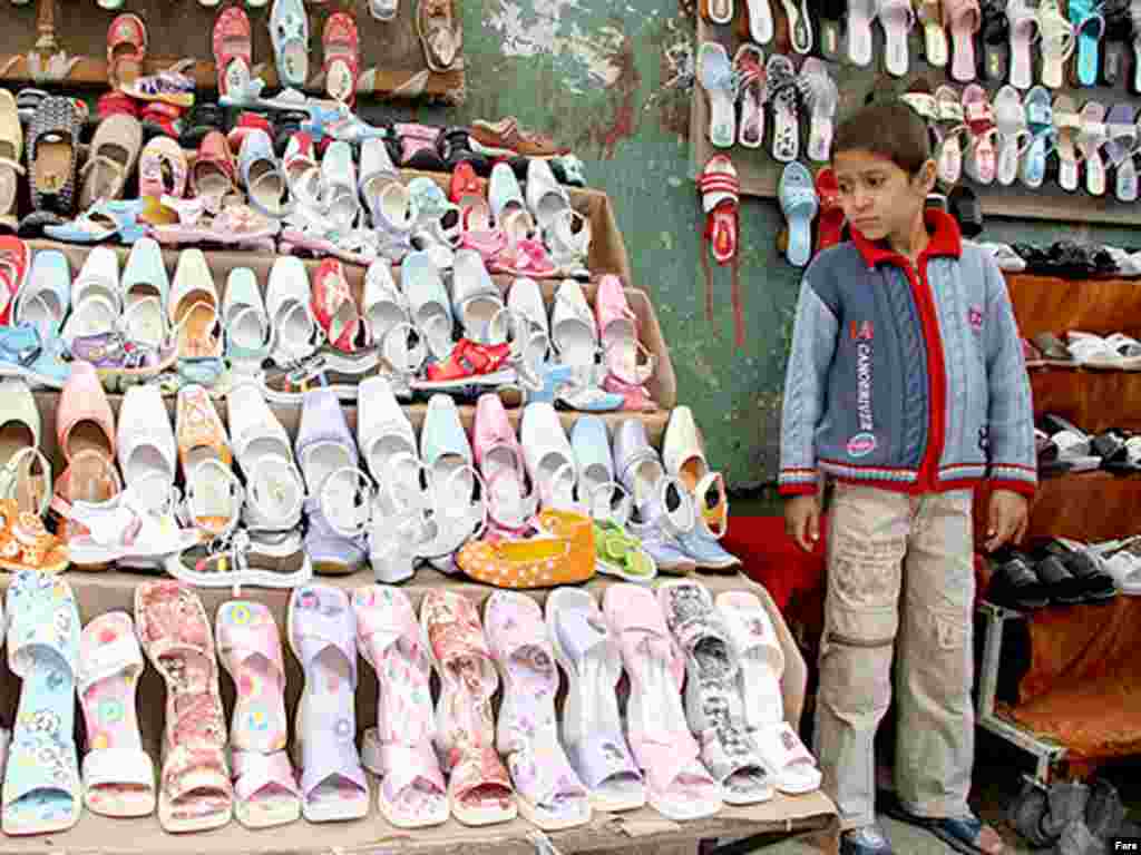 دست فروشی در بازار خرم آباد. عکس از فارس
