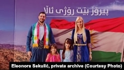 Eleonora sa porodicom tokom obeležavanja Dana zastave u Erbilu, 17. decembra 2025.