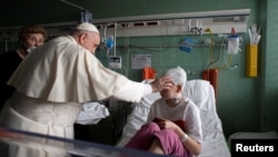 Papa Francisc în vizită la Spitalul de copii Bambino Gesu de la Roma, 19 martie 2022. 