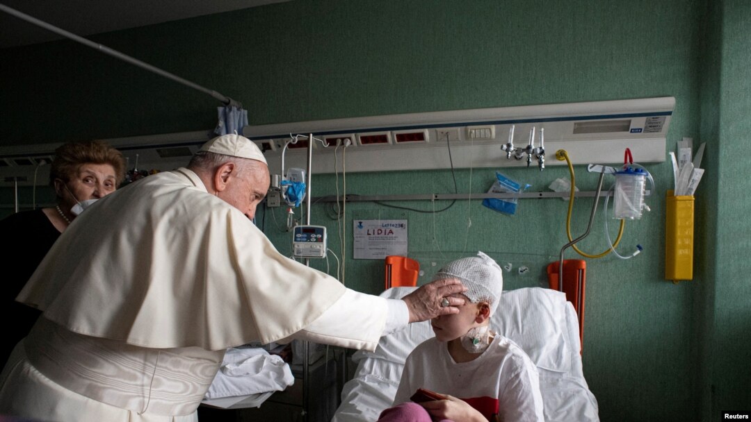 Papa Franja u poseti ukrajinskoj deci u bolnici u Rimu, 19. mart 2022.