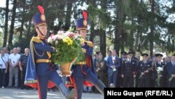 Depuneri de flori la monumentul Maica Îndurerată