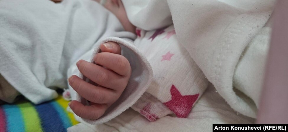 Dhoma e fëmijëve të braktisur mbahet e mbyllur me dry kur nuk ka staf, për siguri.