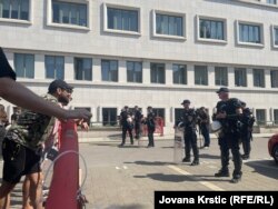 Na prilazima zgradi postavljene su ograde i raspoređena je policija u opremi za razbijanje demonstracija, 25. jun 2025.