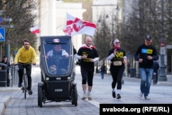 Дзяніс Кучынскі (у цэнтры) у час прабегу