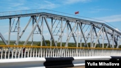 Drapelul transnistrean pe podul peste Nistru de la Bender