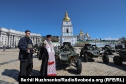 Блаженнійший Митрополит Київський і всієї України Епіфаній на площі перед Свято-Михайлівським Золотоверхим монастирем благословив дев’ять спеціальних багі-автомобілів для українських військових. Київ, 14 квітня 2026 року