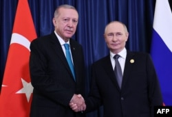Президент Росії Володимир Путін та президент Туреччини Реджеп Таїп Ердоган проводять зустріч на полях саміту Шанхайської організації співробітництва (ШОС) у Тяньцзині, Китай, 1 вересня 2025 року