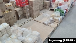 Опустевшие поддоны с крупами в магазине «Доброцен» в Белогорске, июнь 2026 года