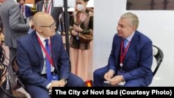 Miloš Vučević (levo), gradonačelnik Novog Sada, u razgovoru sa guvernerom Moskve Sergejem Čerjominom tokom međunarodnog ekonomskog foruma u Sankt Petersburgu juna 2021.