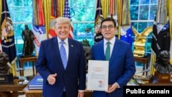 Эдил Байсалов (оңдо) жана АКШнын президенти Дональд Трамп. Вашингтон, АКШ. 21-май, 2026-жыл.