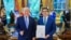 Эдил Байсалов (оңдо) жана АКШнын президенти Дональд Трамп. Вашингтон, АКШ. 21-май, 2026-жыл.