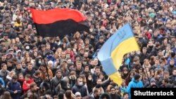 Сине-желтый и красно-черный флаги на митинге в в Ивано-Франковске, февраль 2017 года