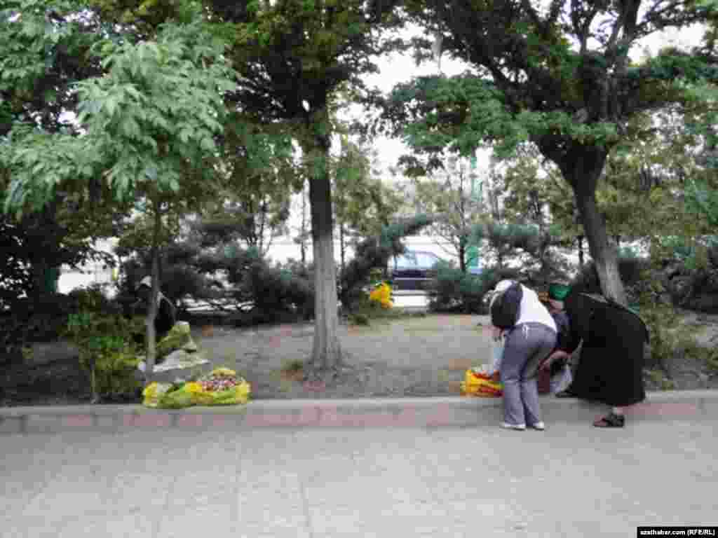 Köçäniň gyrasynda gök-önüm satyp oturan daýzalar. Aşgabat