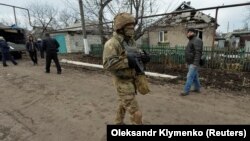 Сарбози Украина дар макони ҳамлаи Град.19 декабри соли 2017