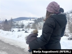 "Morala sam sve napustiti i doći ovamo. U Iranu i ona nosi teret, jer kad roditelji nisu mirni to se prenosi i na djecu. Bitna nam je samo budućnost i da djeca budu sigurna", kazala je 33-godišnja Soheila.