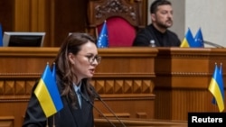 Про соціальні виплати та програми на початку листопада повідомили президент України Володимир Зеленський та очільниця уряду Юлія Свириденко. Серед них уже відома з минулого року виплата тисячі гривень