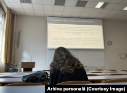 Sală de curs la Universitatea Catolică din Paris, Facultatea de Informare și Comunicare, unde studiază Mădălina Proca.