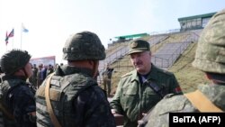 Lukasenka belarusz elnök üdvözli a katonákat egy hadgyakorlaton Breszt mellett 2021. szeptember 12-én